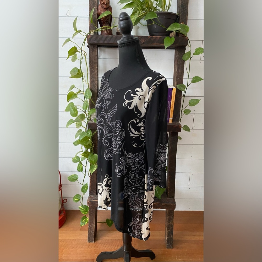 Chico’s Travelers Collection: Black and White Pattern Blouse - Picture 7 of 15